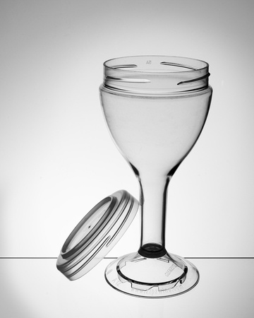 Wine glass with a lid
